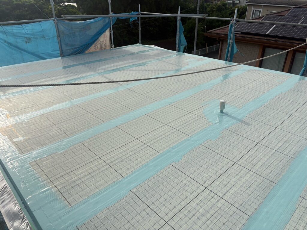 【屋上防水】<br />
自着シート貼り付け<br />
（既存の下地との隙間を作ってくれる通気性能シートになります。）